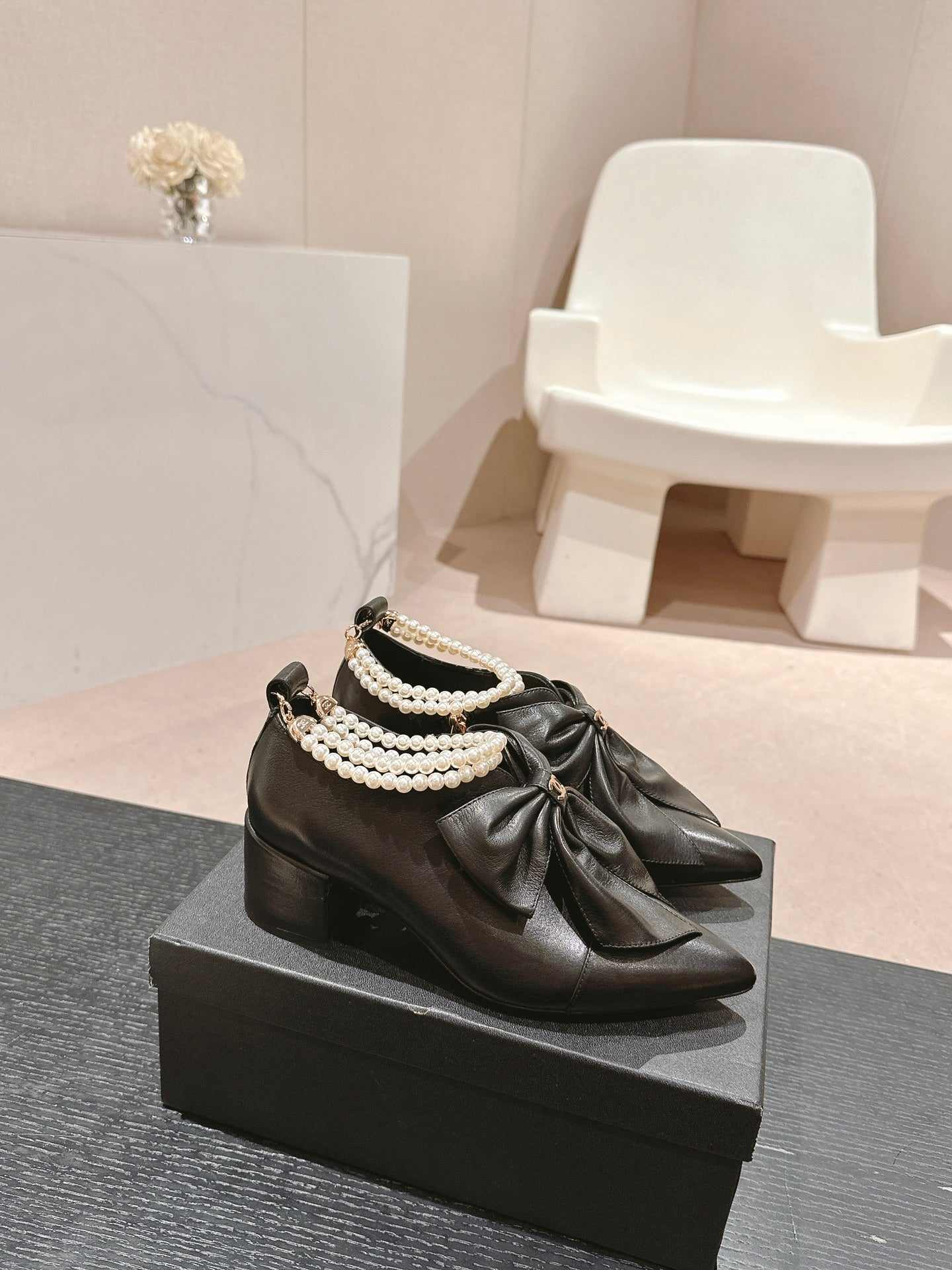 SHORT BOOTS IN BLACK SHEEPSKIN WITH BOW