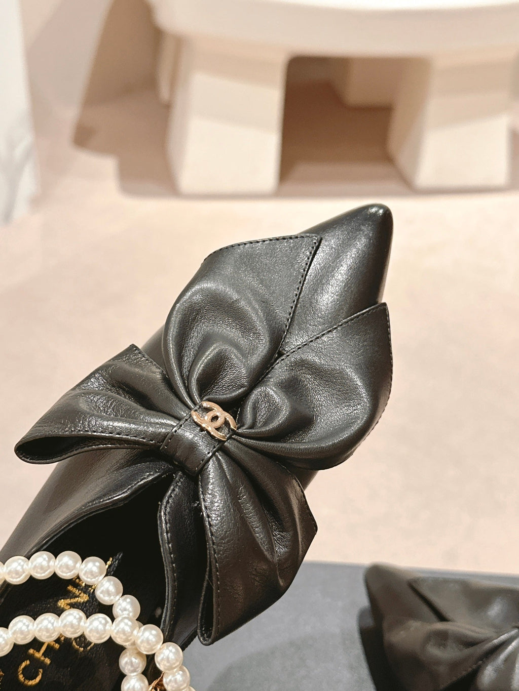 SHORT BOOTS IN BLACK SHEEPSKIN WITH BOW