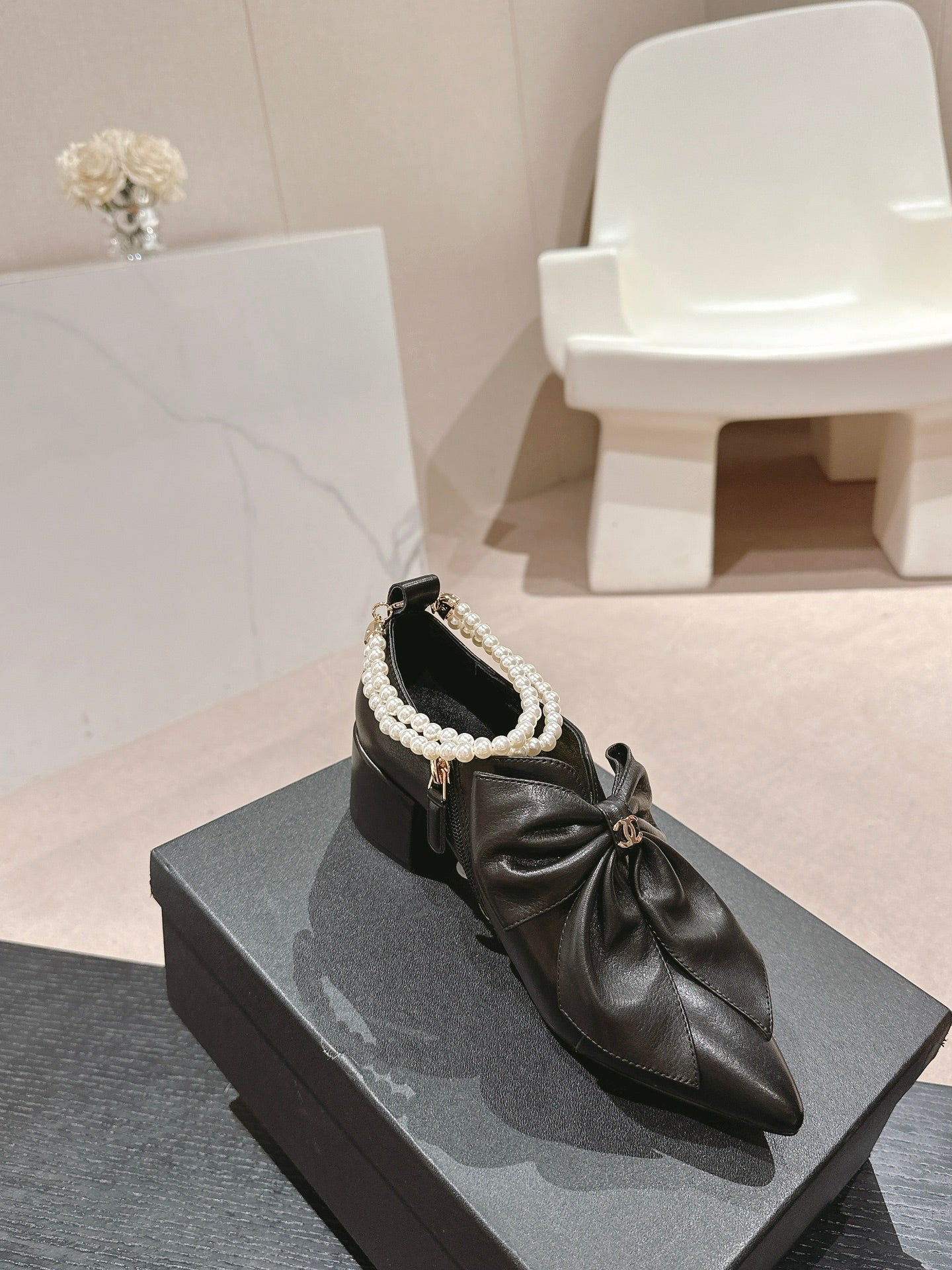 SHORT BOOTS IN BLACK SHEEPSKIN WITH BOW