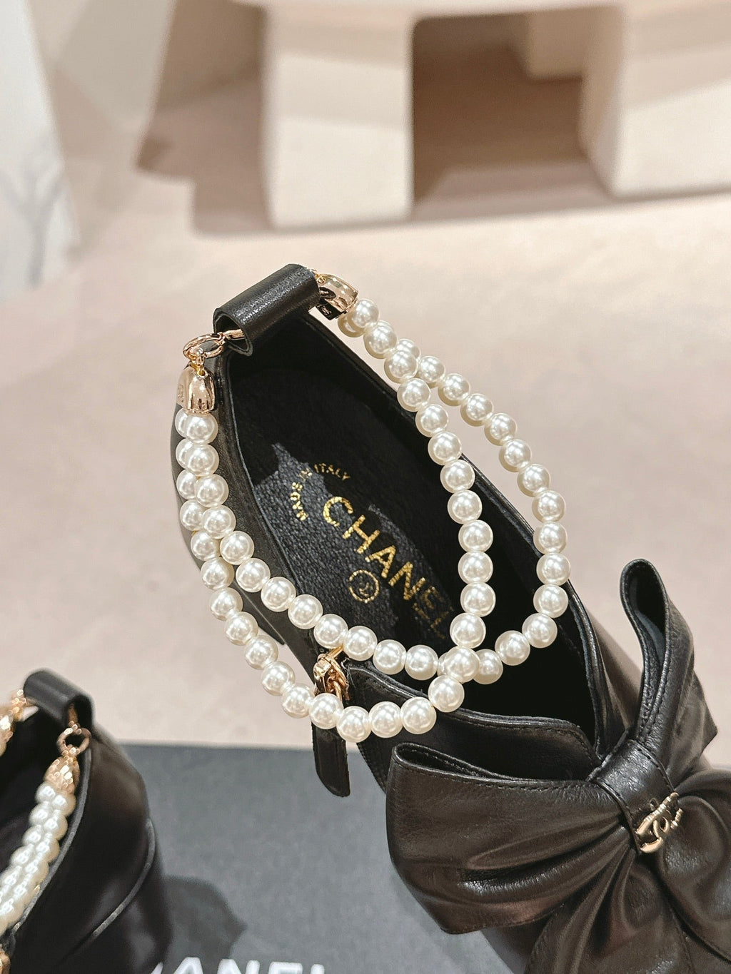 SHORT BOOTS IN BLACK SHEEPSKIN WITH BOW