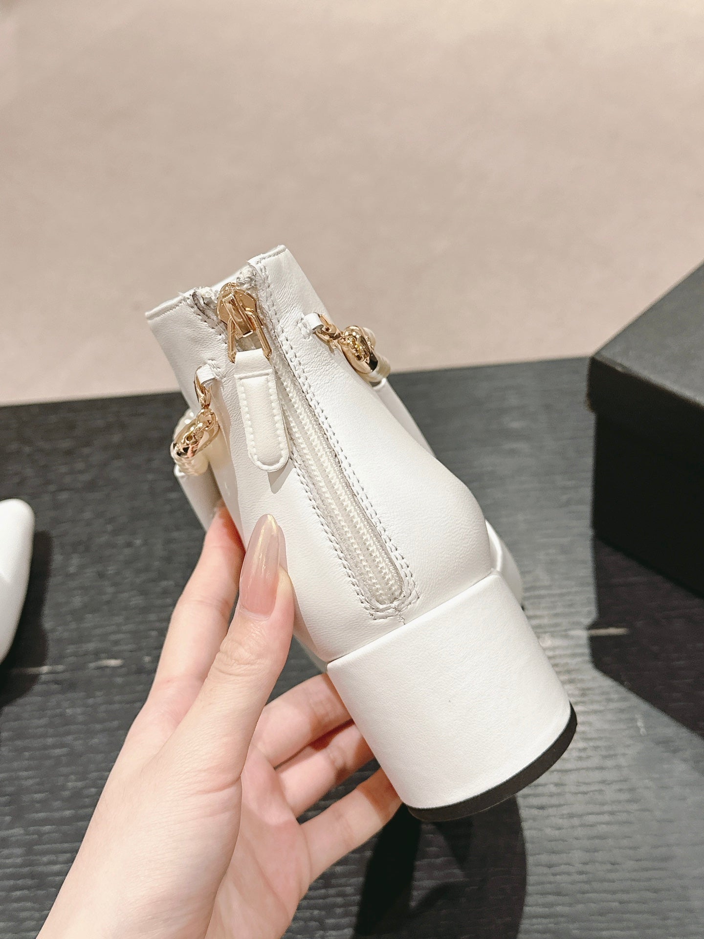 SHORT BOOTS IN WHITE SHEEPSKIN WITH BOW