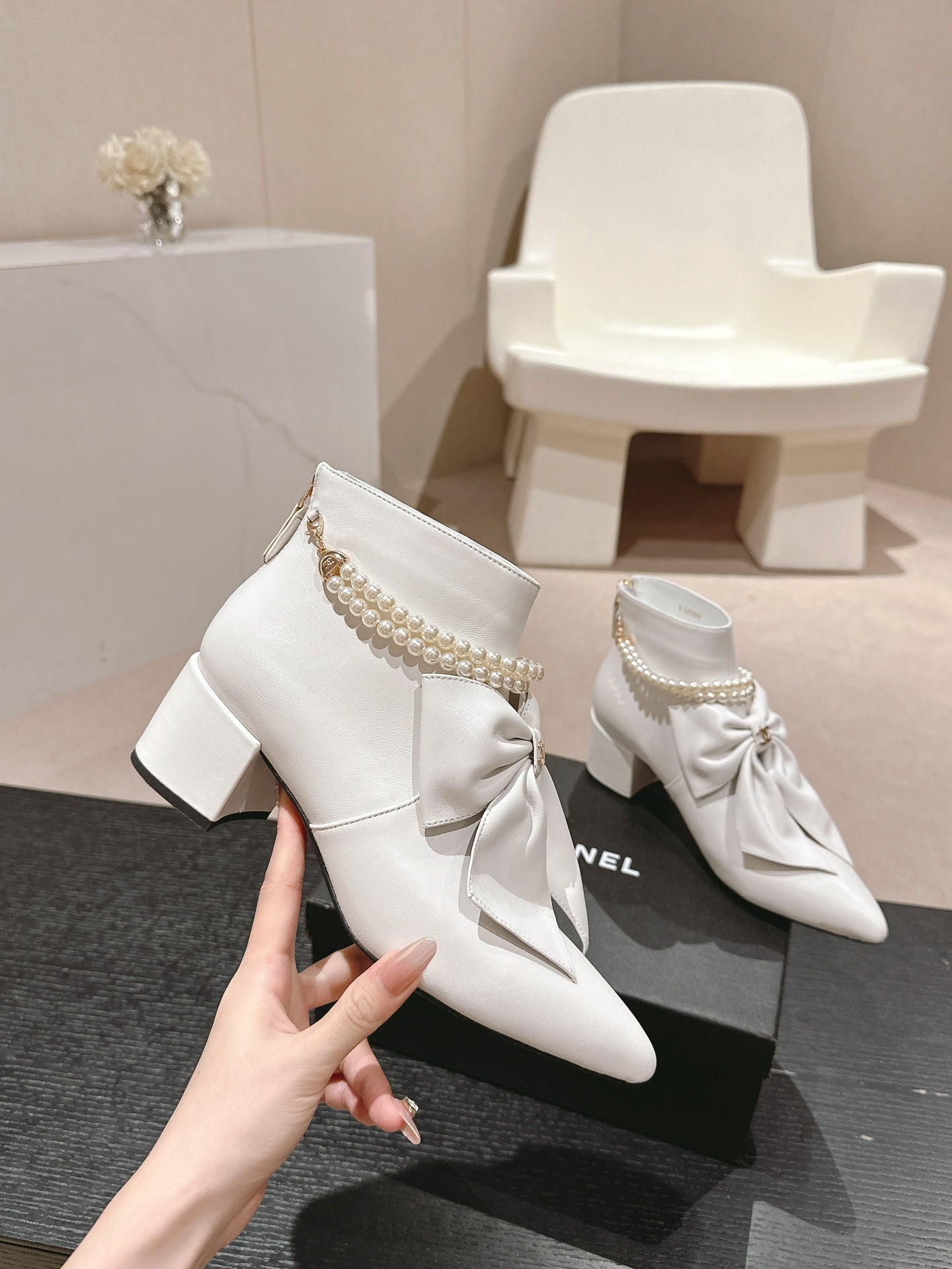 SHORT BOOTS IN WHITE SHEEPSKIN WITH BOW