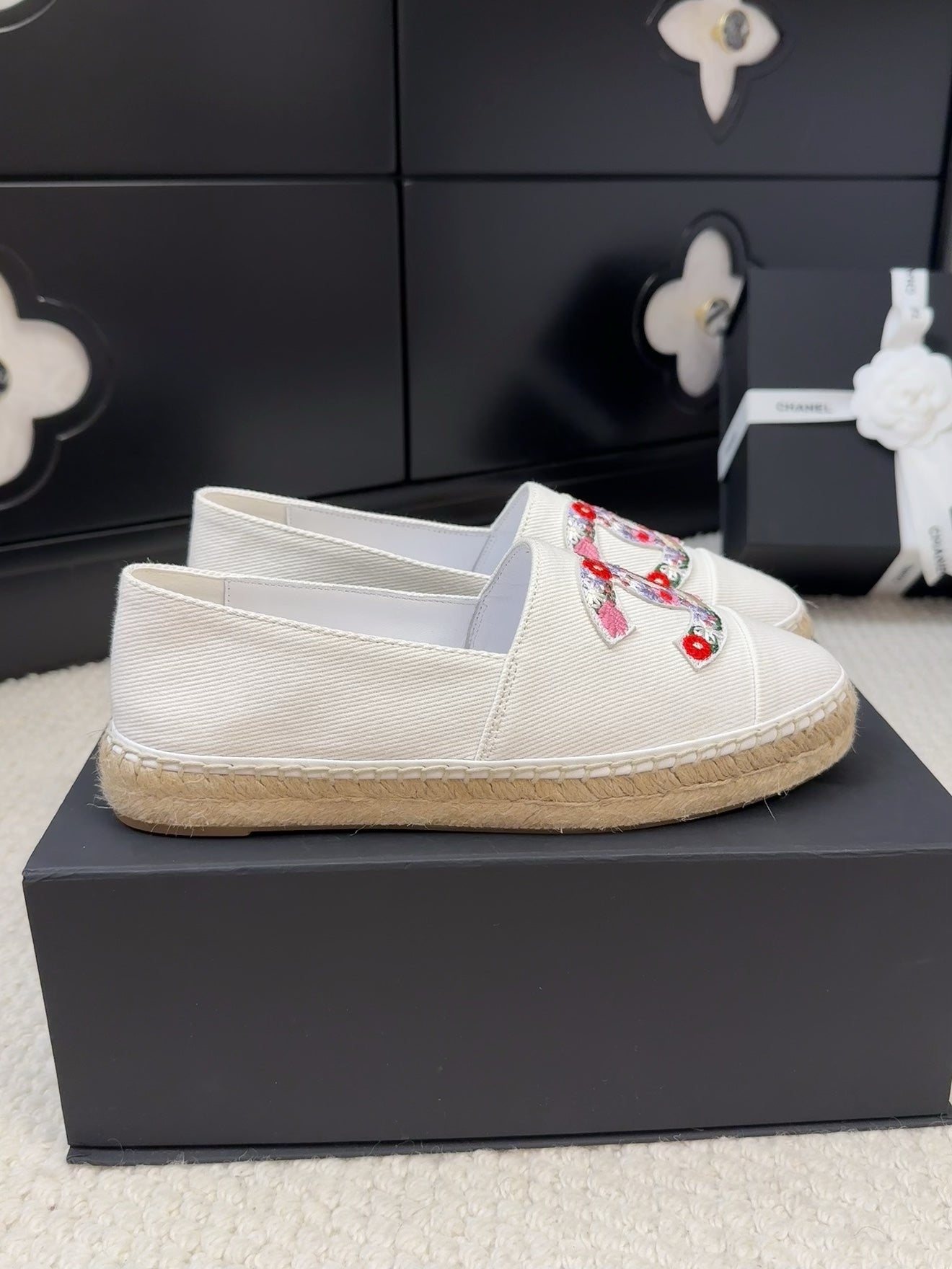 LOAFER IN WHITE CANVAS WITH COLORFUL LOGO