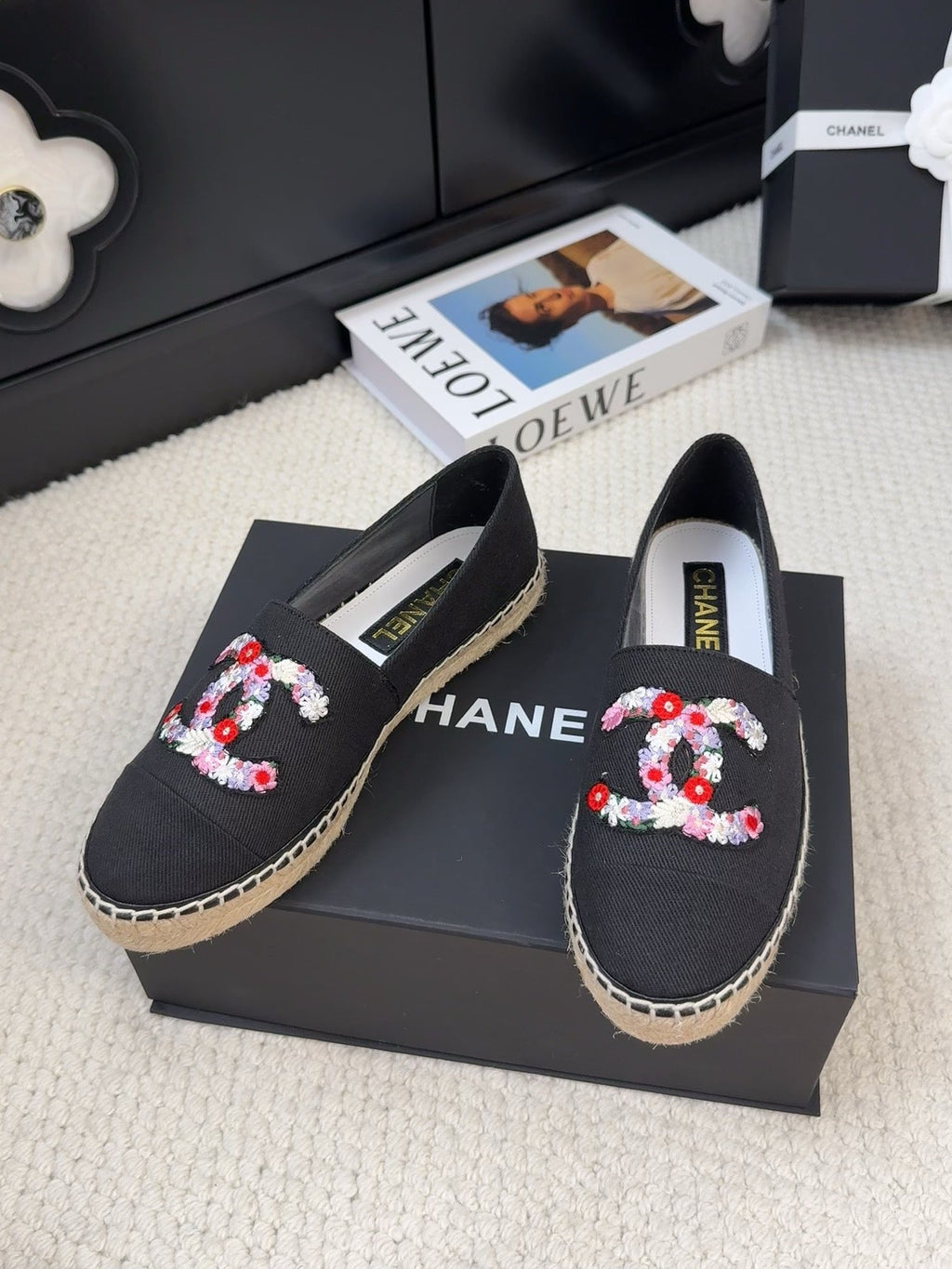 LOAFER IN BLACK CANVAS WITH COLORFUL LOGO