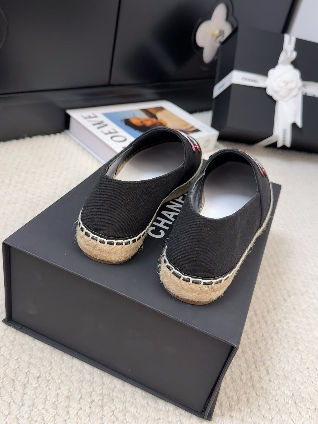 LOAFER IN BLACK CANVAS WITH COLORFUL LOGO