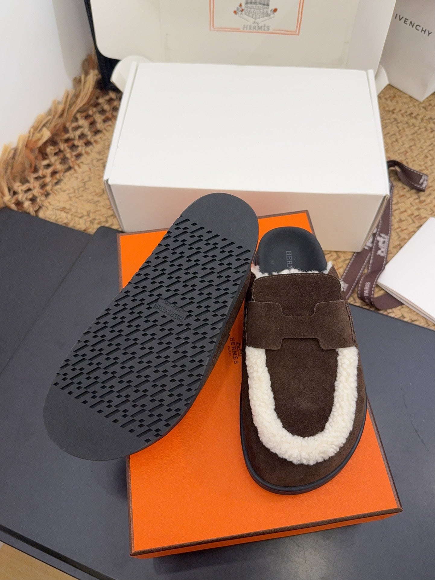 HM 25S MULE IN DARK CHOCOLATE BROWN SUEDE MIX WHITE SHEARLING