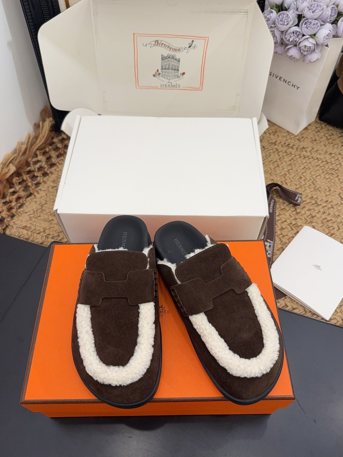 HM 25S MULE IN DARK CHOCOLATE BROWN SUEDE MIX WHITE SHEARLING