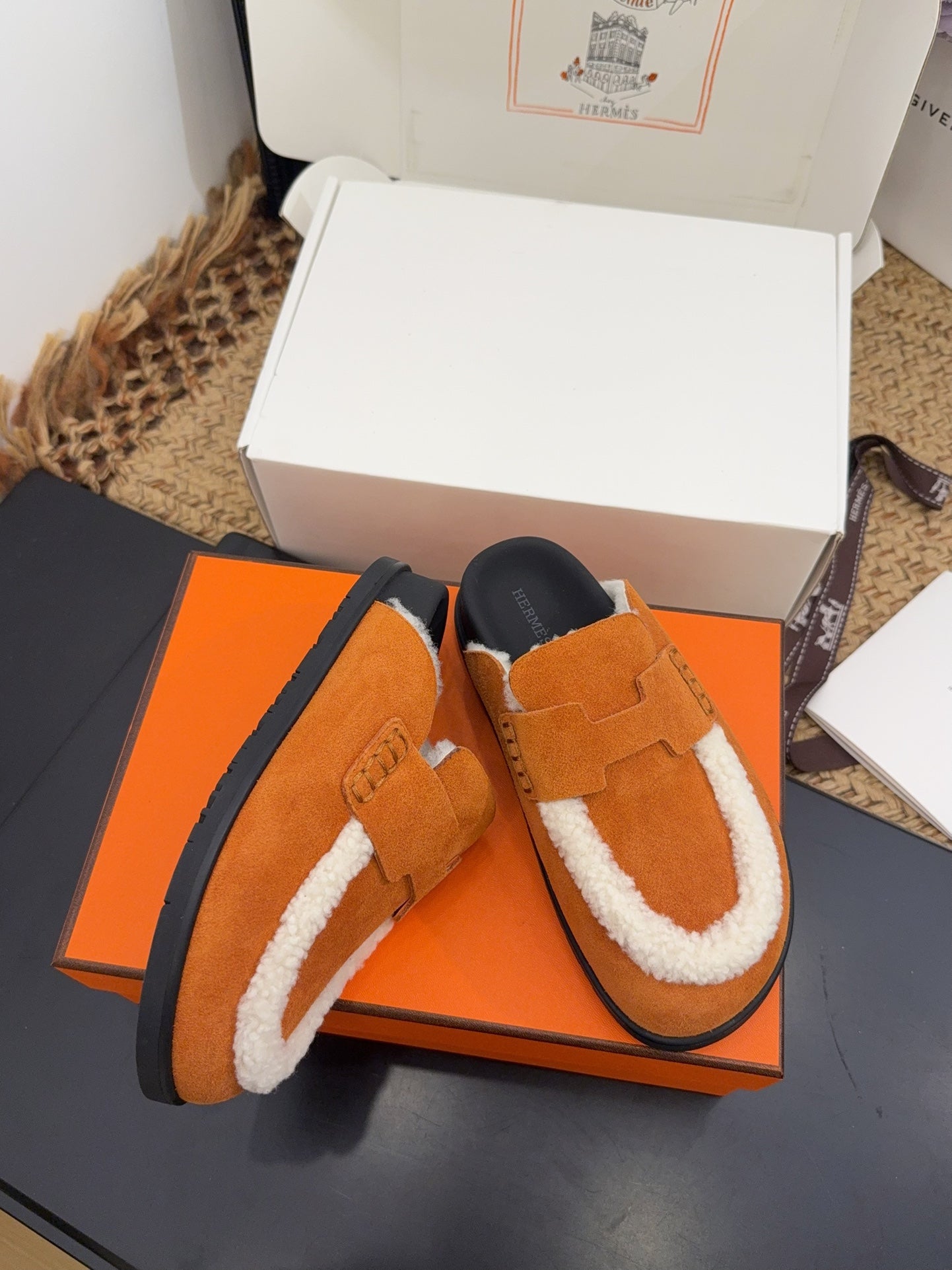 HM 25S MULE IN ORANGE SUEDE MIX WHITE SHEARLING