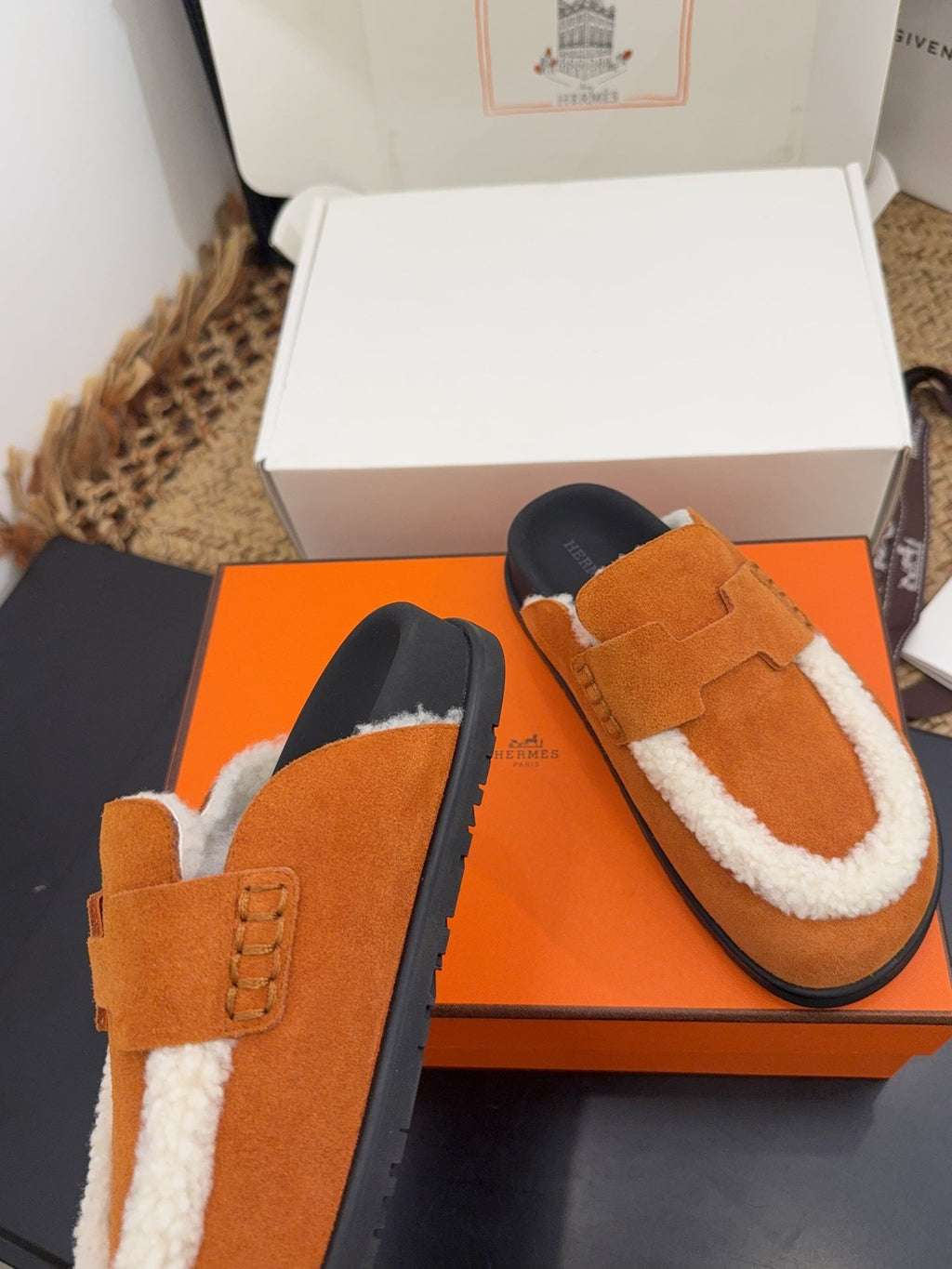 HM 25S MULE IN ORANGE SUEDE MIX WHITE SHEARLING