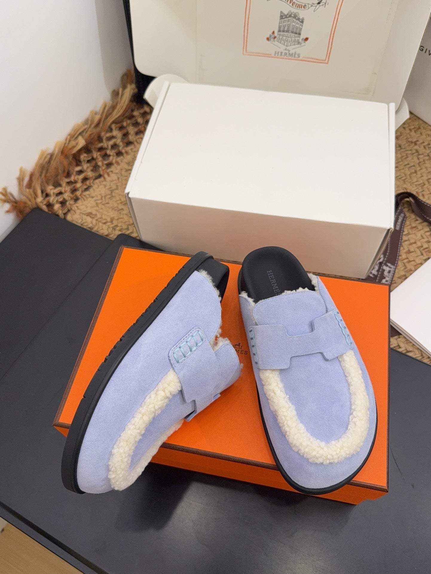 HM 25S MULE IN SOFT LAVENDER BLUE SUEDE MIX WHITE SHEARLING