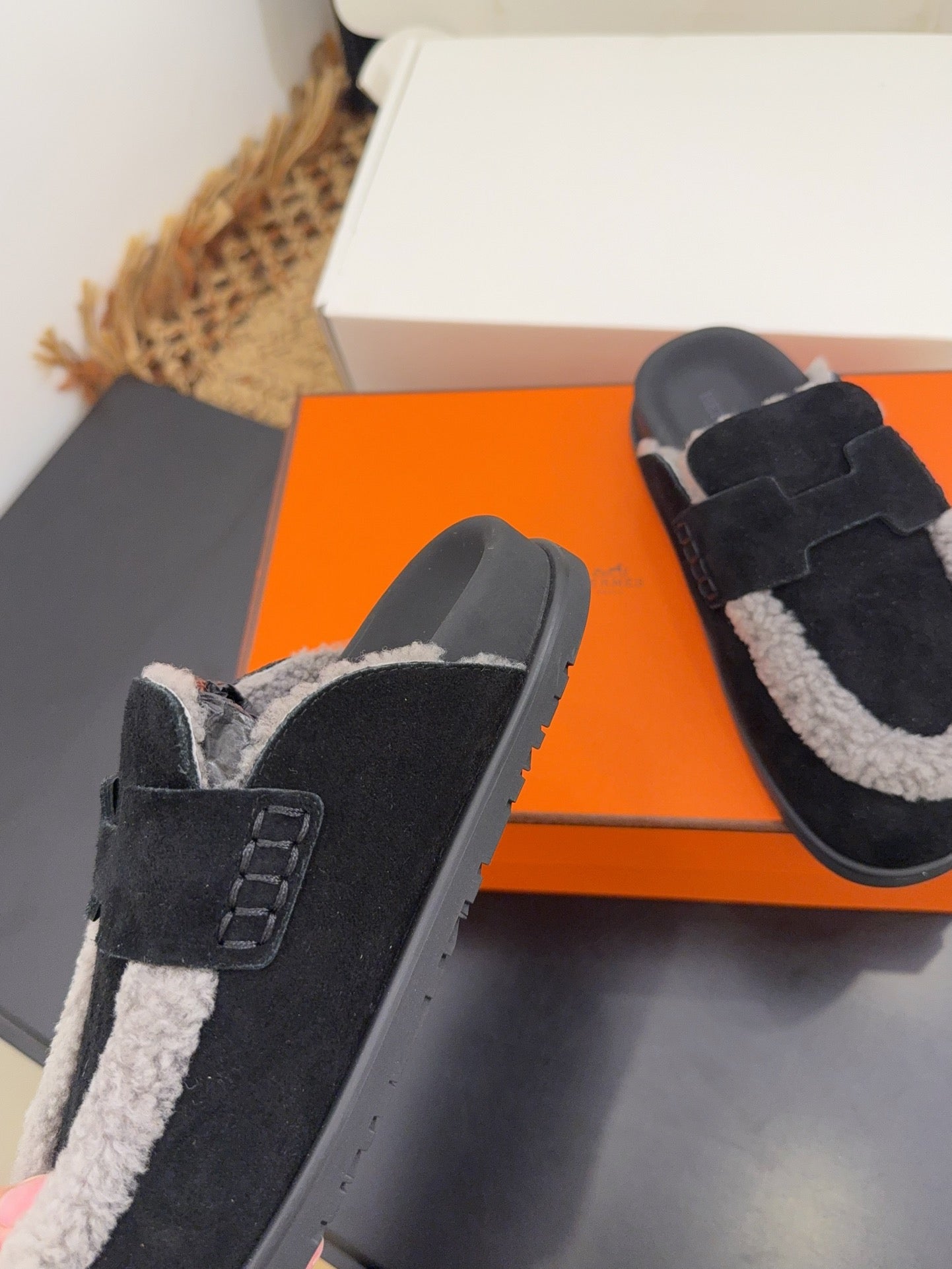 HM 25S MULE IN BLACK SUEDE MIX GREY SHEARLING