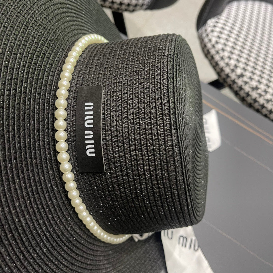 MM SMALL-BRIM STRAW HAT IN BLACK AND PEARL EMBELLISHED