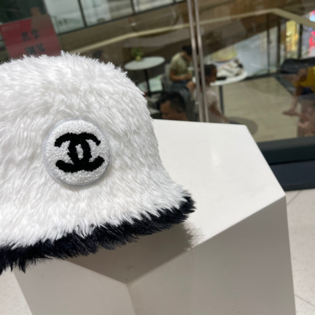 BUCKET HAT IN WHITE MIX BLACK LAMB FUR 420891