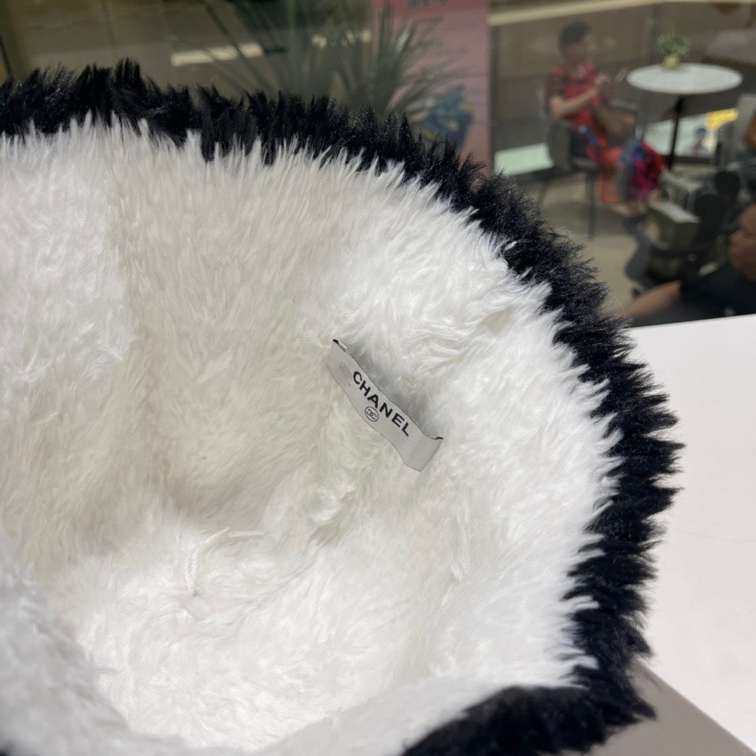 BUCKET HAT IN WHITE MIX BLACK LAMB FUR 420891