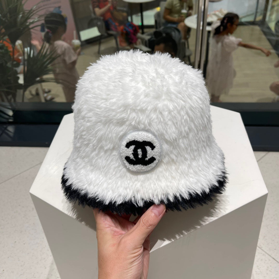 BUCKET HAT IN WHITE MIX BLACK LAMB FUR 420891