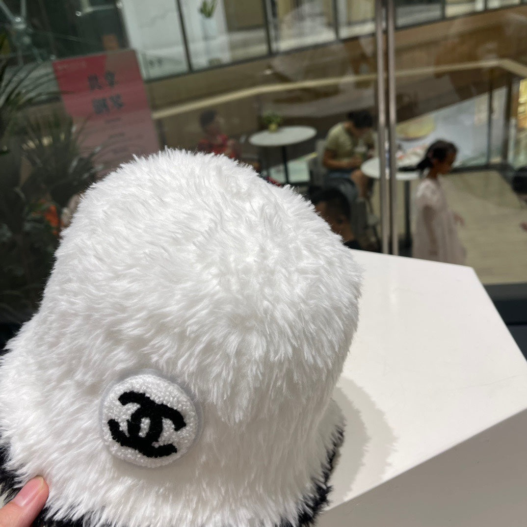 BUCKET HAT IN WHITE MIX BLACK LAMB FUR 420891