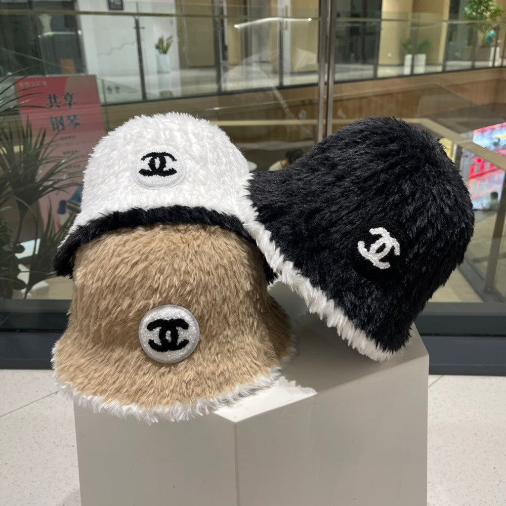 BUCKET HAT IN WHITE MIX BLACK LAMB FUR 420891