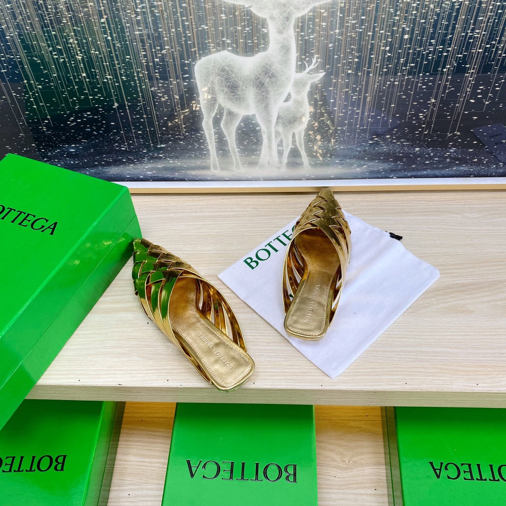 ALFIE LEATHER FLAT MULES IN GOLD PATENT CALFSKIN WITH WOVEN DESIGN