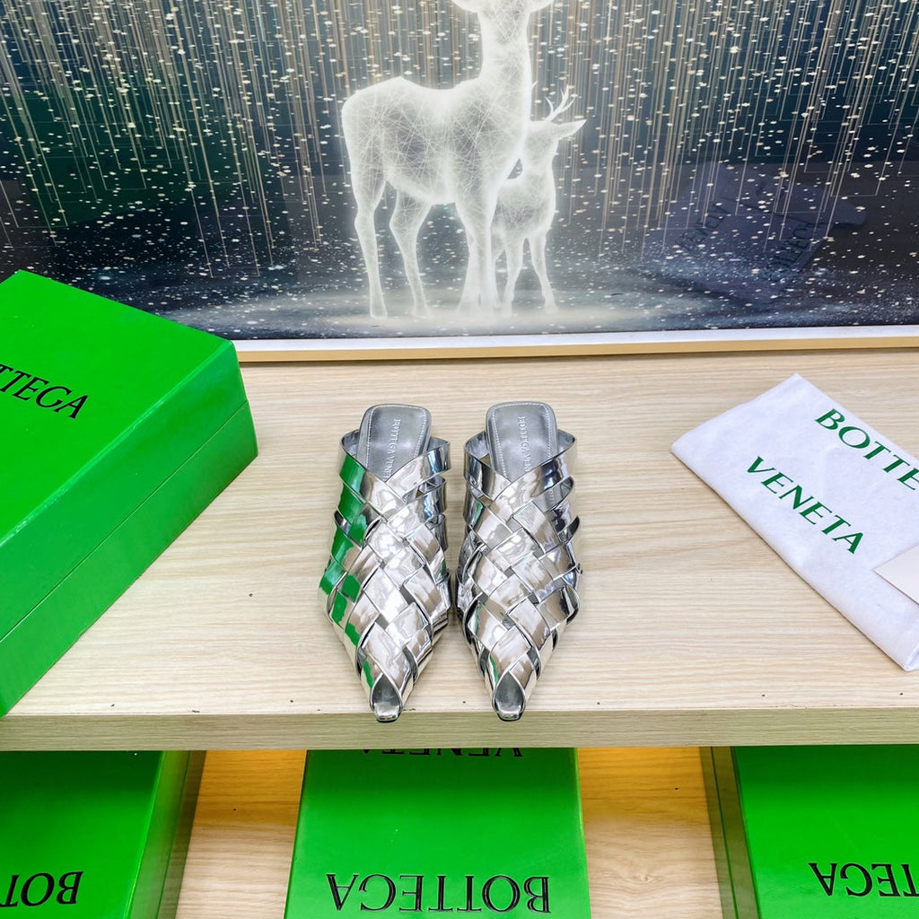 ALFIE LEATHER FLAT MULES IN SILVER PATENT CALFSKIN WITH WOVEN DESIGN