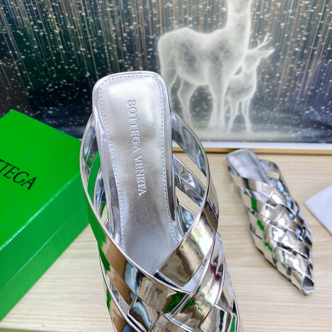 ALFIE LEATHER FLAT MULES IN SILVER PATENT CALFSKIN WITH WOVEN DESIGN