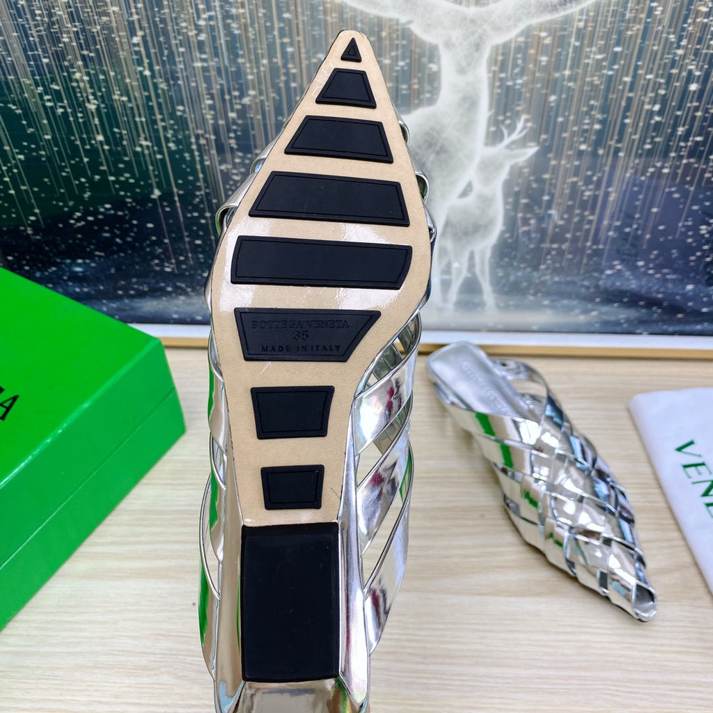 ALFIE LEATHER FLAT MULES IN SILVER PATENT CALFSKIN WITH WOVEN DESIGN