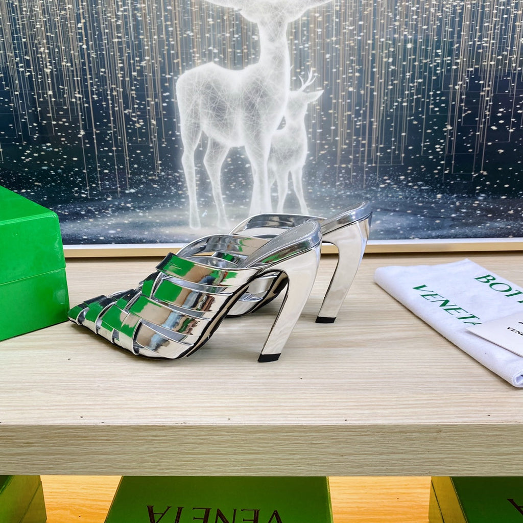 ALFIE LEATHER HIGH MULES IN SILVER PATENT CALFSKIN WITH WOVEN DESIGN