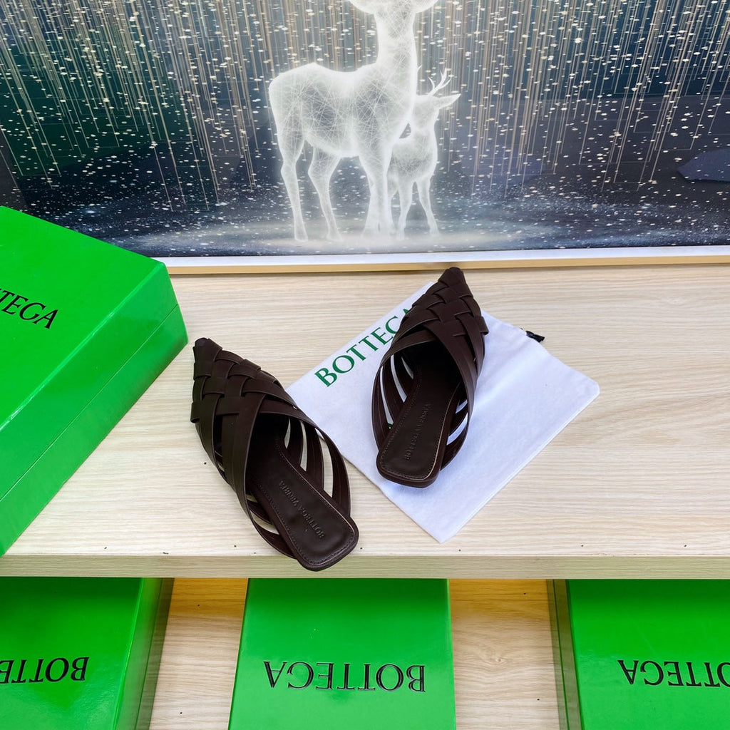 ALFIE LEATHER FLAT MULES IN CHOCOLATE BROWN PATENT CALFSKIN WITH WOVEN DESIGN