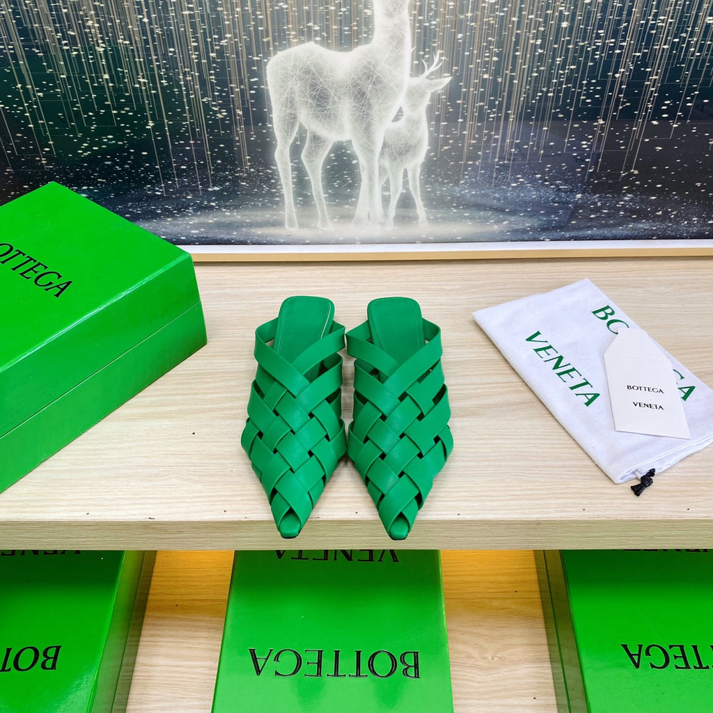 ALFIE LEATHER FLAT MULES IN EMERALD GREEN PATENT CALFSKIN WITH WOVEN DESIGN