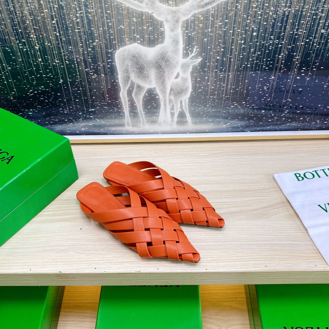 ALFIE LEATHER FLAT MULES IN VIVID ORANGE PATENT CALFSKIN WITH WOVEN DESIGN