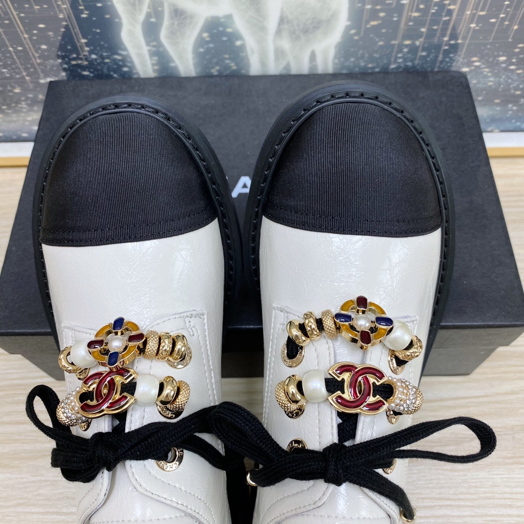 CC COMBAT OXFORD SHOES IN WHITE WRINKLED CALFSKIN AND BLACK GROSGRAIN WITH FAUX PEARL