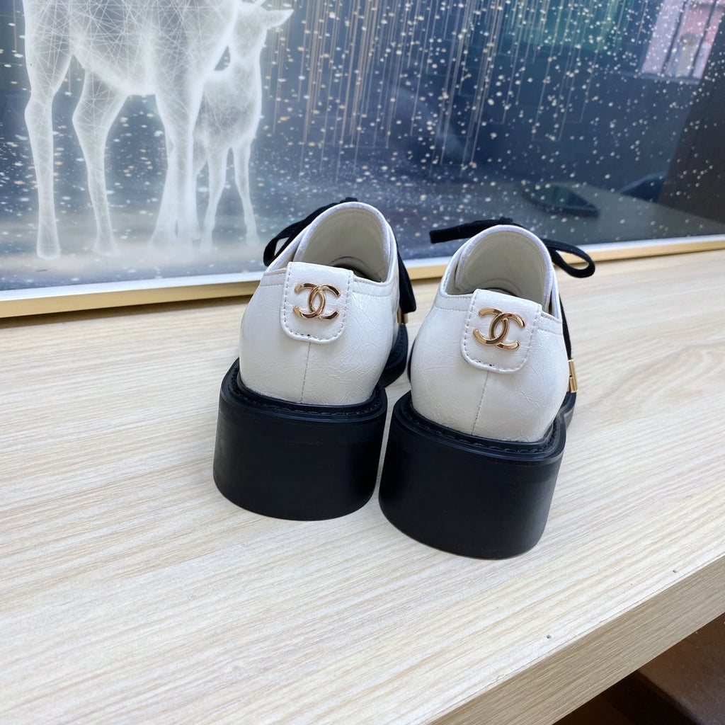 CC COMBAT OXFORD SHOES IN WHITE WRINKLED CALFSKIN AND BLACK GROSGRAIN WITH FAUX PEARL