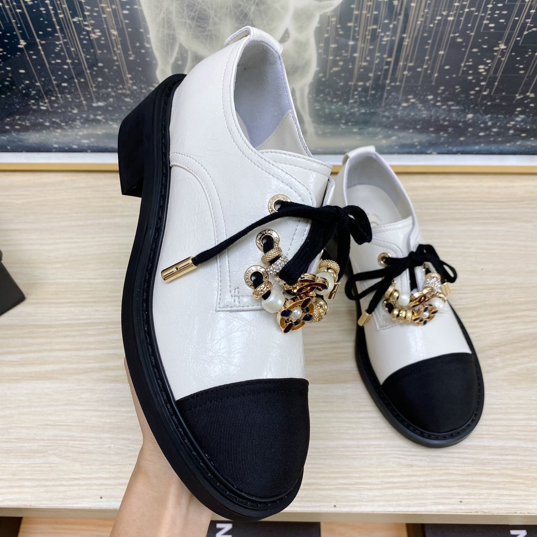 CC COMBAT OXFORD SHOES IN WHITE WRINKLED CALFSKIN AND BLACK GROSGRAIN WITH FAUX PEARL