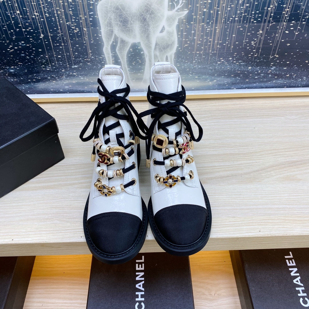 CC COMBAT BOOTS IN WHITE WRINKLED CALFSKIN AND BLACK GROSGRAIN WITH FAUX PEARL