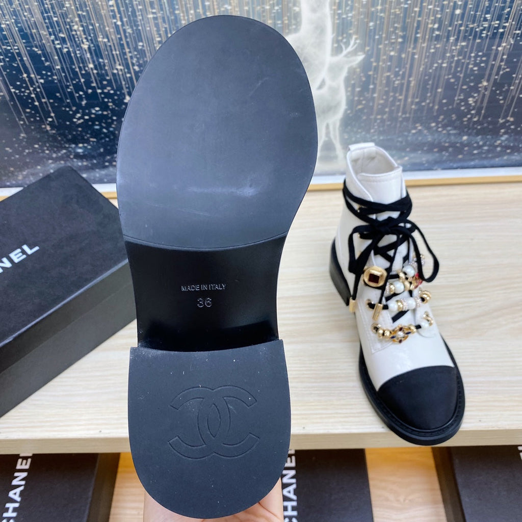 CC COMBAT BOOTS IN WHITE WRINKLED CALFSKIN AND BLACK GROSGRAIN WITH FAUX PEARL