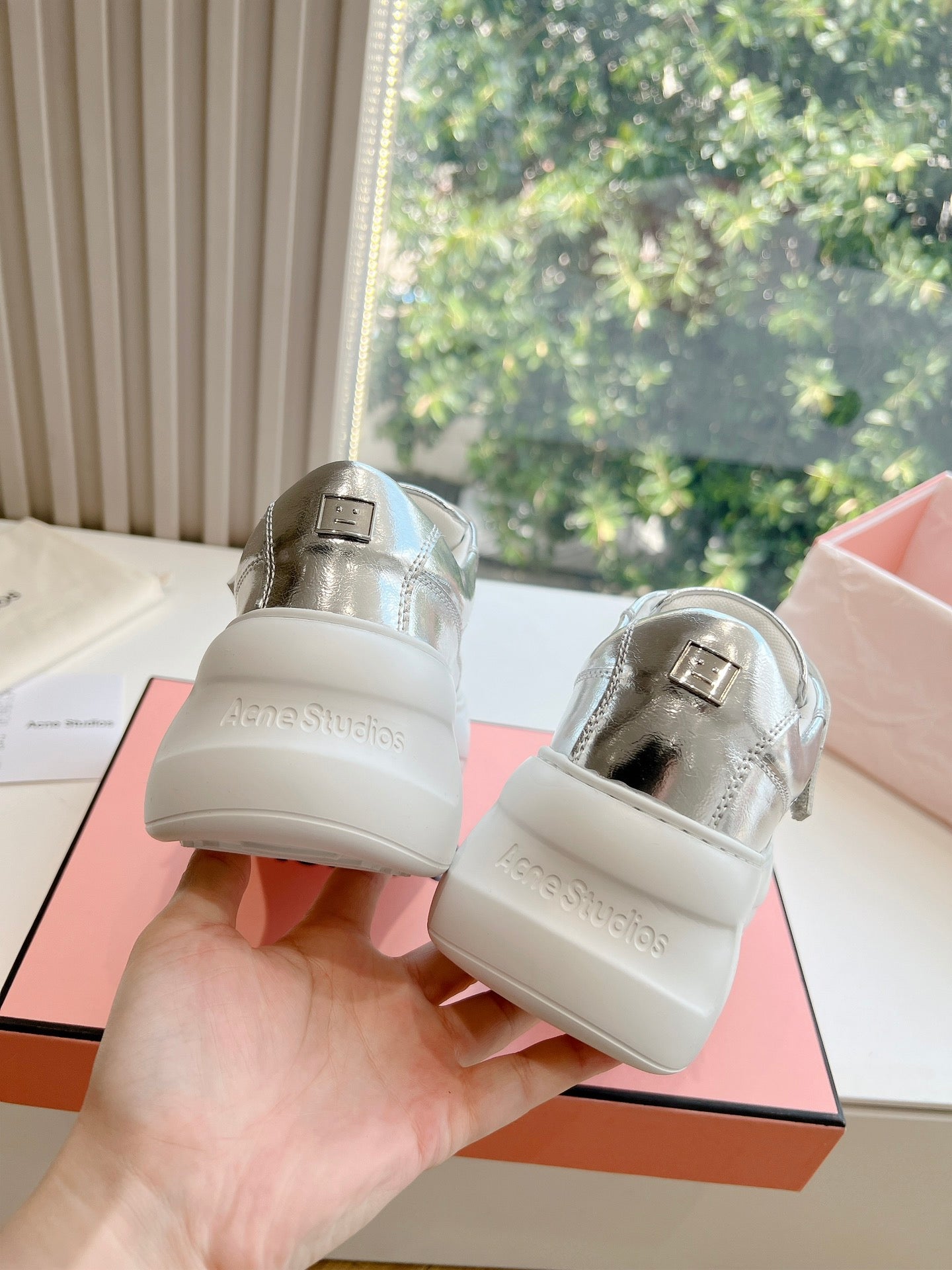 ACNE STUDIO SNEAKER IN SILVER LAMBSKIN