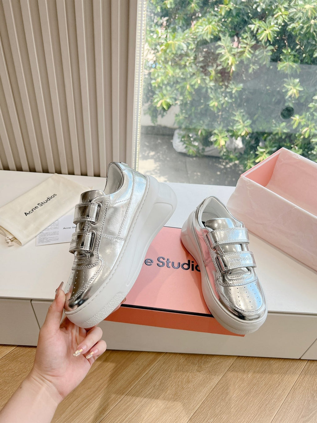 ACNE STUDIO SNEAKER IN SILVER LAMBSKIN