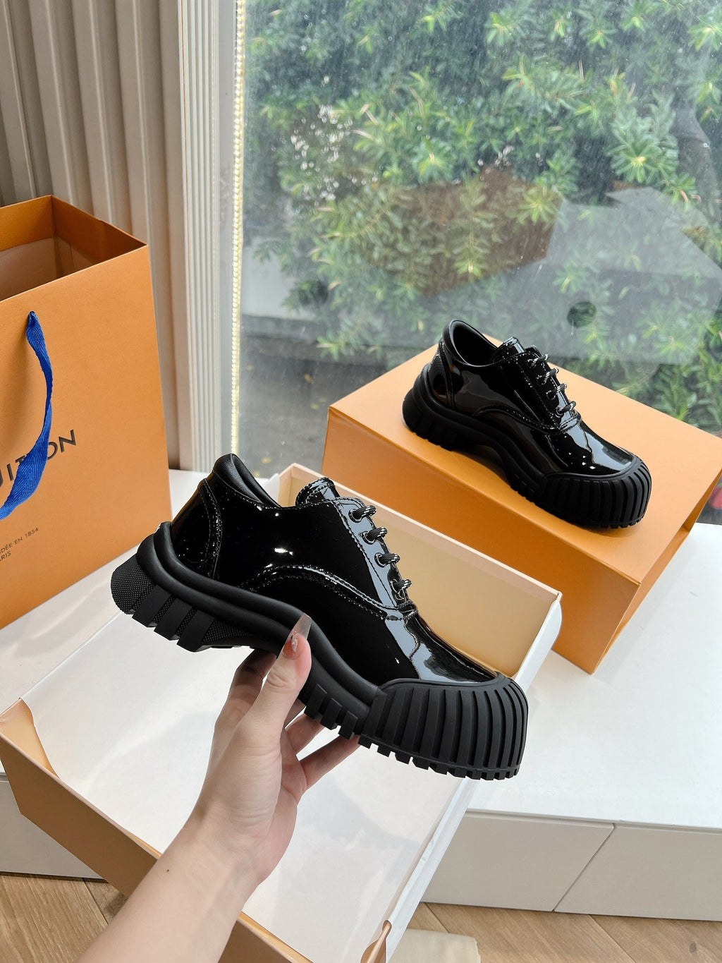 LV ARCHLIGHT SKATE SNEAKER IN BLACK GLOSSY CALFSKIN