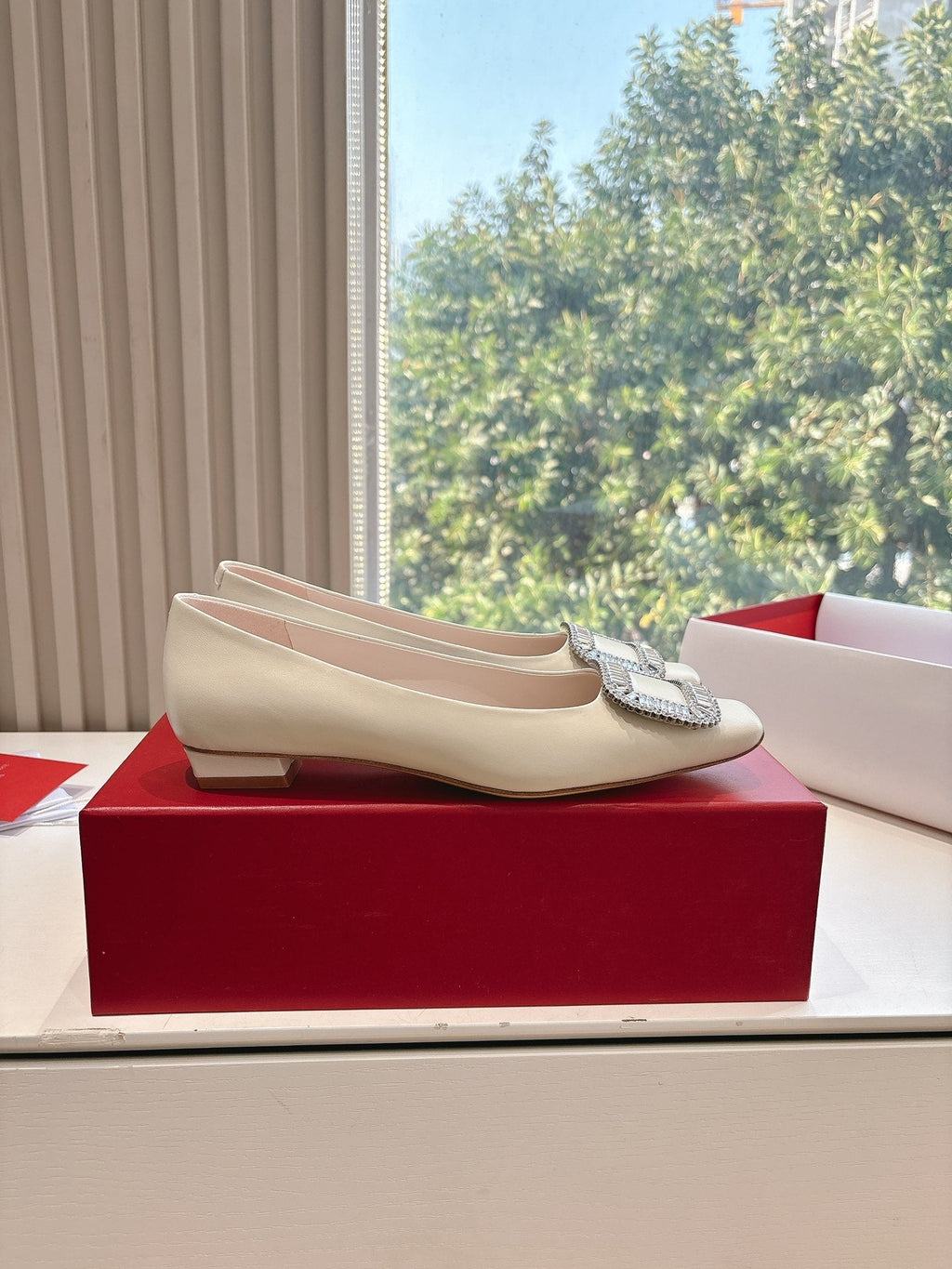 BELLE VIVIER BALLERINAS IN PARCHMENT BEIGE SMOOTH LAMBSKIN