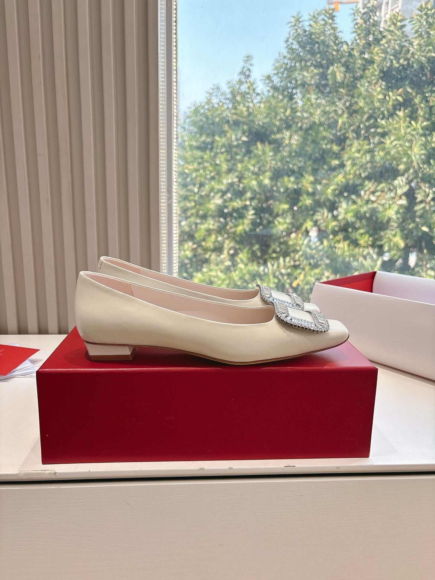 BELLE VIVIER BALLERINAS IN PARCHMENT BEIGE SMOOTH LAMBSKIN