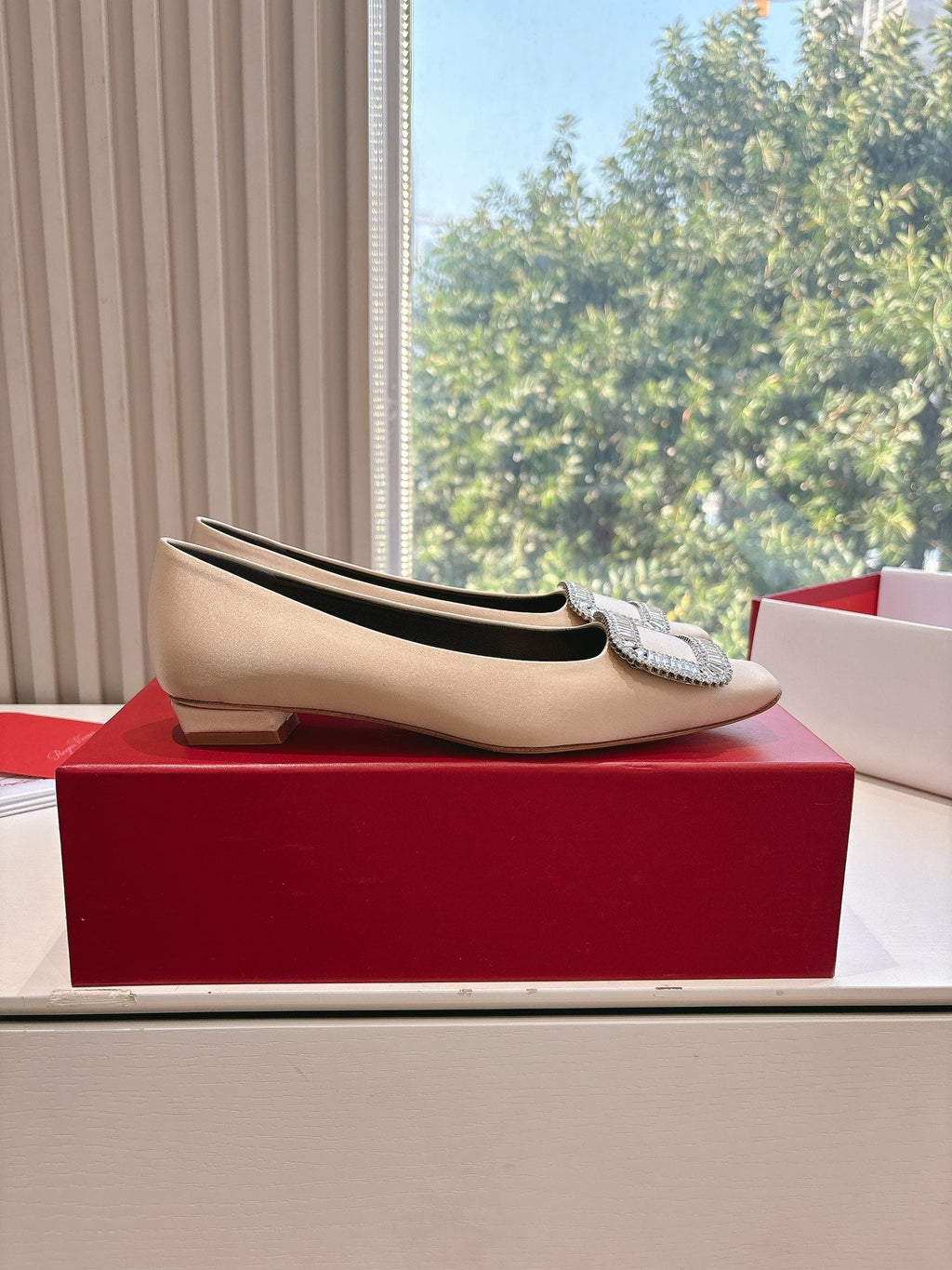 BELLE VIVIER BALLERINAS IN BEIGE SILK