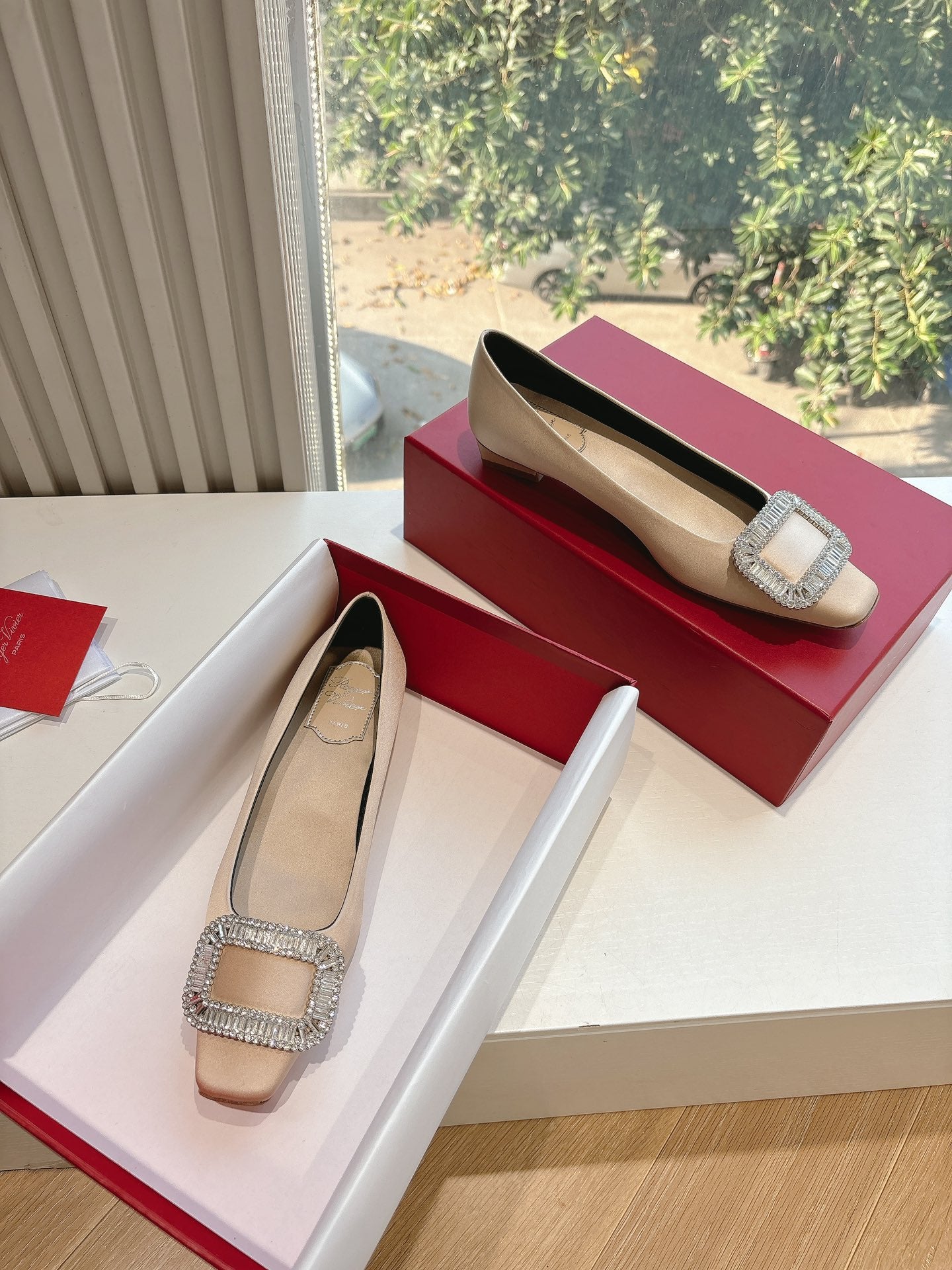 BELLE VIVIER BALLERINAS IN BEIGE SILK