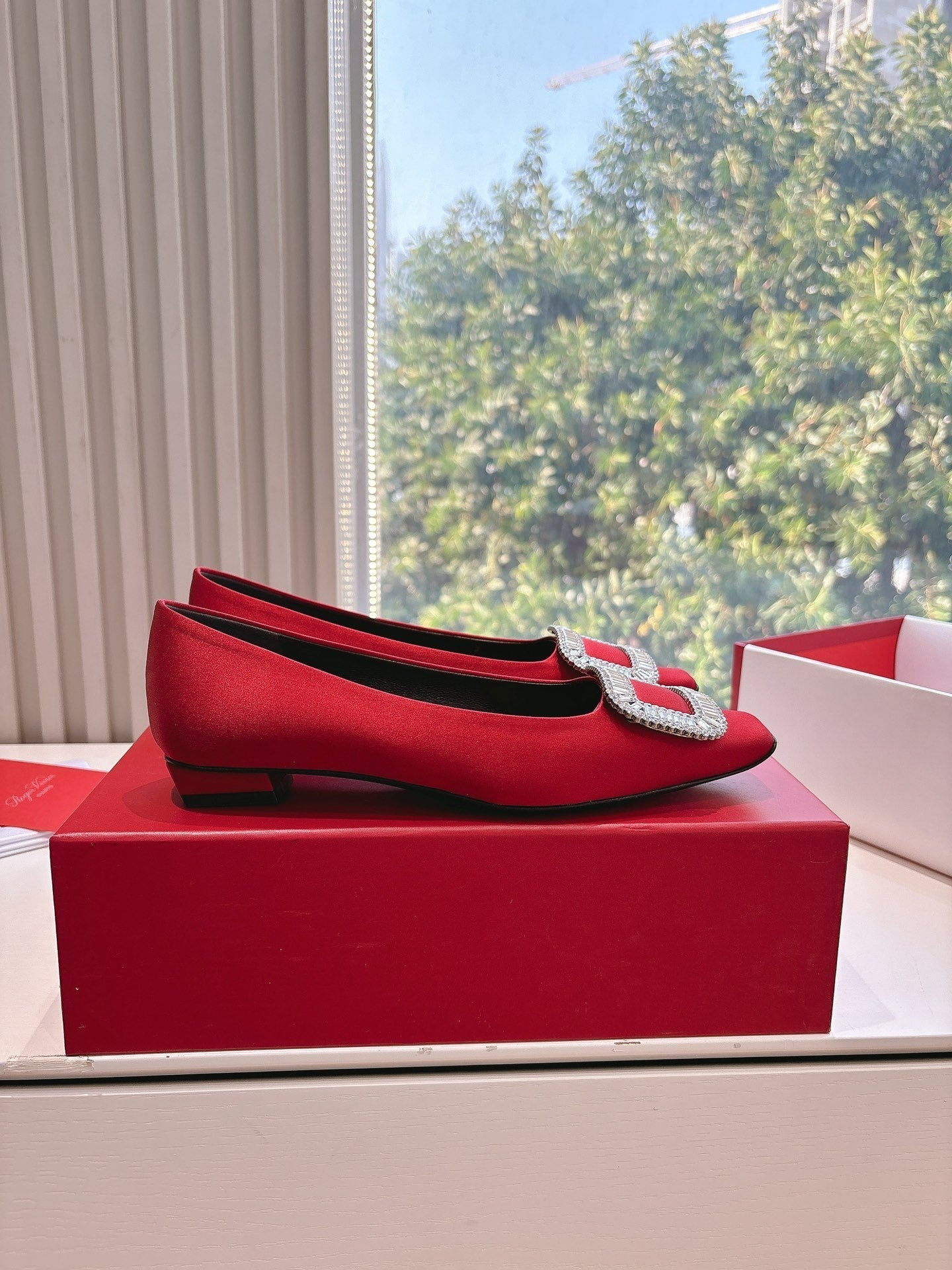 BELLE VIVIER BALLERINAS IN RED SILK