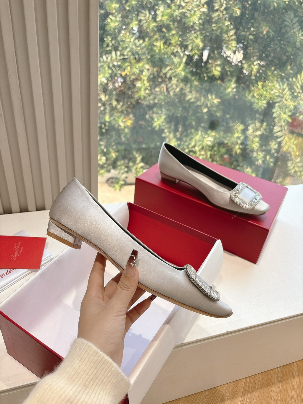 BELLE VIVIER BALLERINAS IN PLATINUM SILK