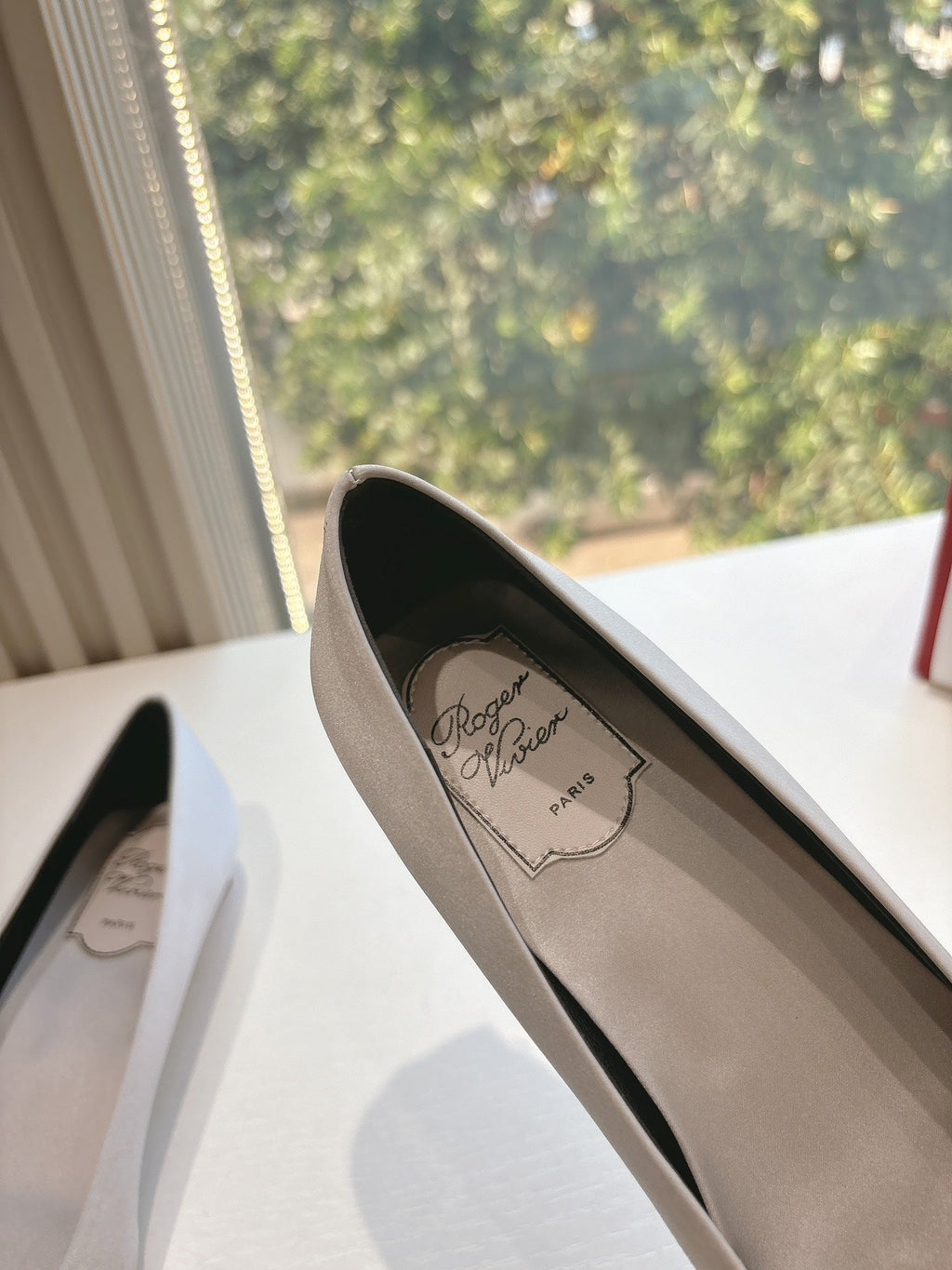 BELLE VIVIER BALLERINAS IN PLATINUM SILK