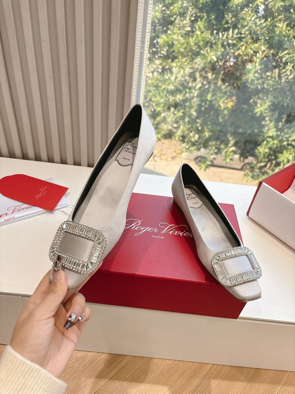 BELLE VIVIER BALLERINAS IN PLATINUM SILK
