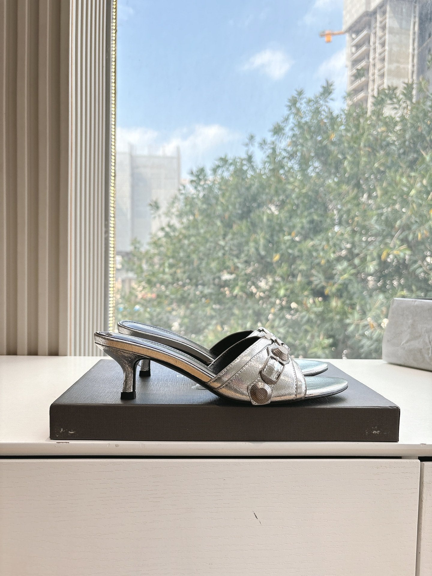 CAGOLE MID-HEEL MULES IN SILVER METALLIC CALFSKIN