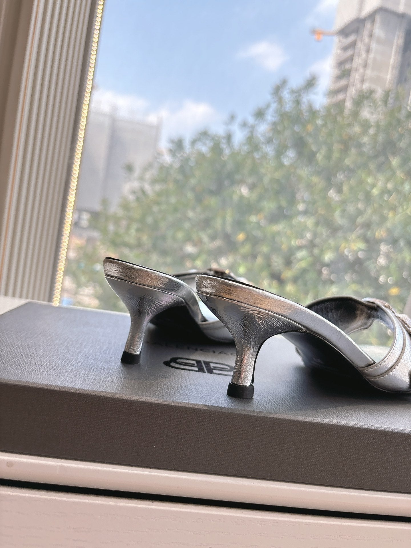 CAGOLE MID-HEEL MULES IN SILVER METALLIC CALFSKIN