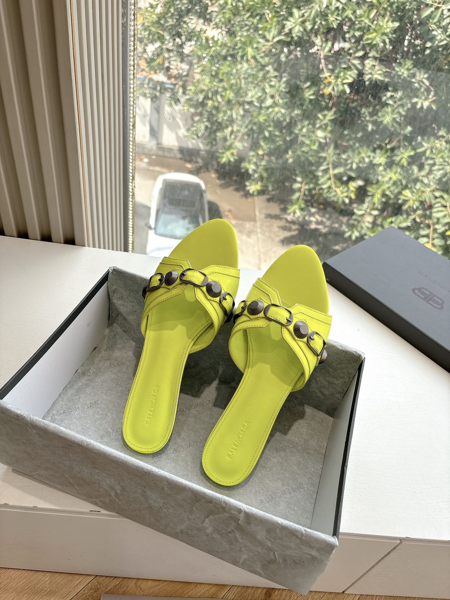 CAGOLE FLAT MULES IN LIME YELLOW CALFSKIN