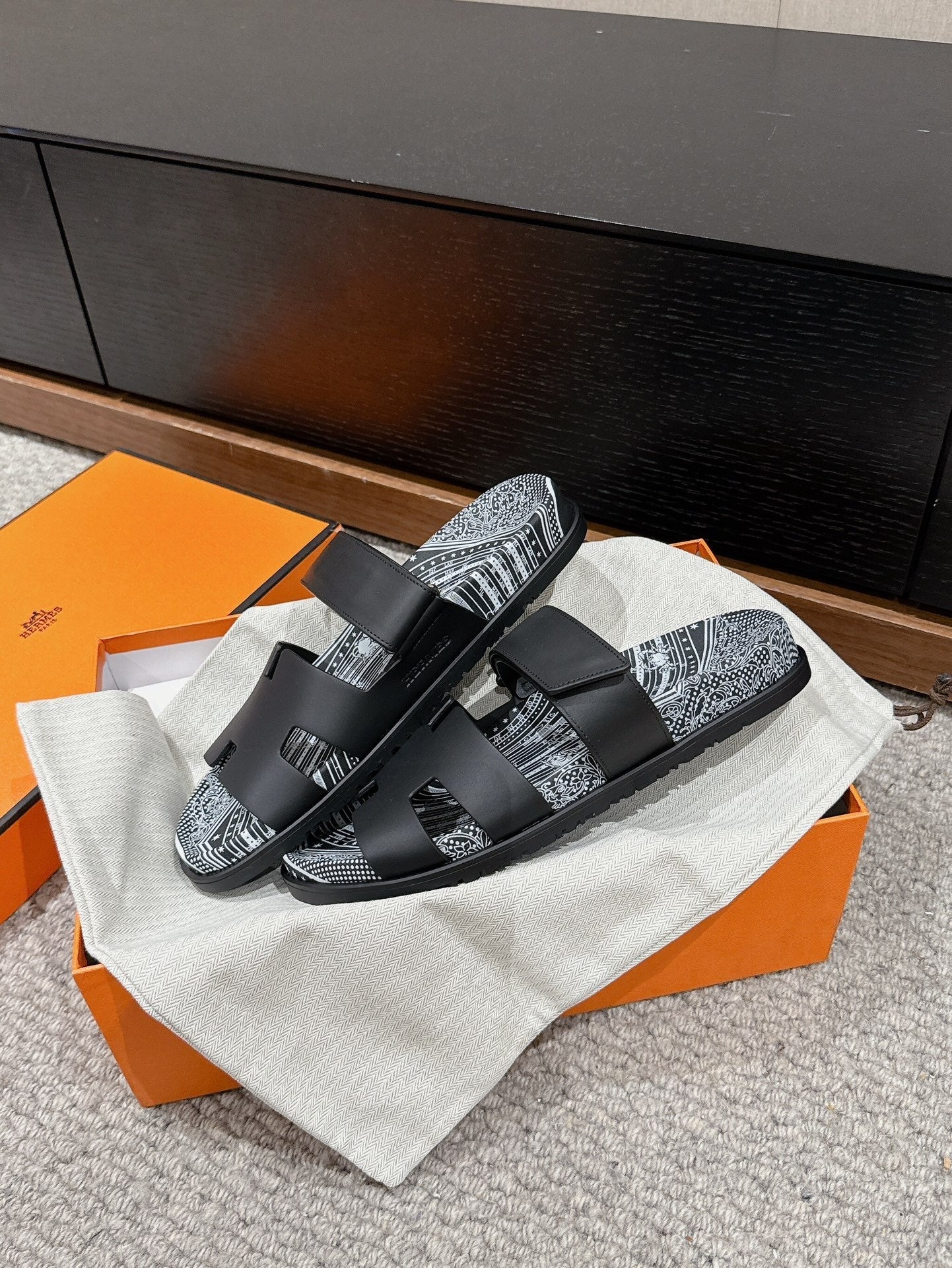 CHYPRE SANDAL BLACK CALFSKIN UNIQUE