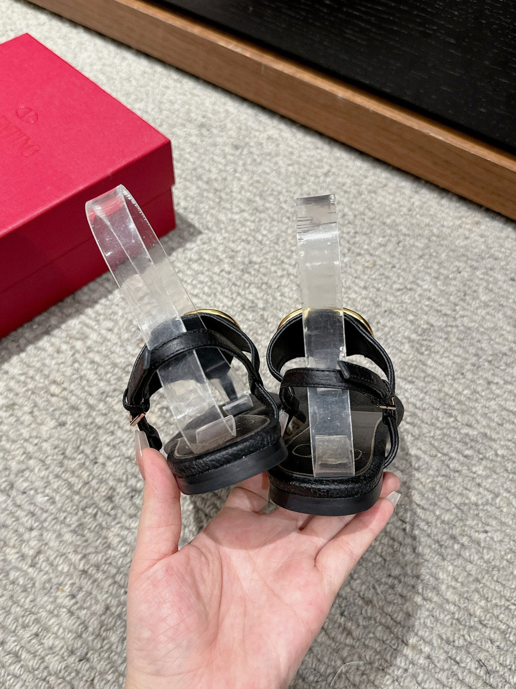 THONG SANDAL IN BLACK CALFSKIN WITH GOLD LOGO